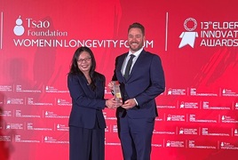 Bolton Clarke Chief Operating Officer Residential Aged Care Glenn Hancock accepting the award Bolton Clarke Chief Operating Officer Residential Aged Care Glenn Hancock accepting the award